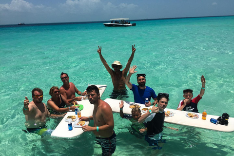 Pływanie z rekinami wielorybimi na safari oceanicznym w cenie wycieczkiWyjazd TYLKO z Isla Mujeres: Wycieczka z pływaniem z rekinami wielorybimi!