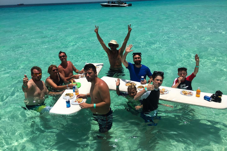 Pływanie z rekinami wielorybimi na safari oceanicznym w cenie wycieczkiWyjazd TYLKO z Isla Mujeres: Wycieczka z pływaniem z rekinami wielorybimi!