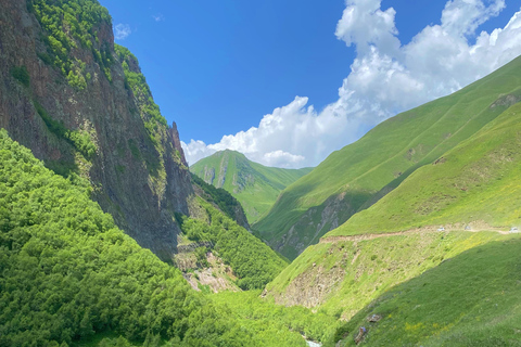 De Tbilisi: O pitoresco Vale do Truso e Nova Gudauri