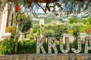 Ab Durrës/Golem: Burg von Kruja, Basar und Städtetour durch Tirana