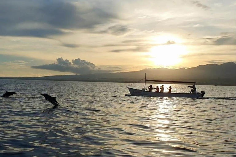 Lovina: Dolphin Watching, Gitgit Waterfall and Ulun Danu Lovina: Dolphin Watching, Gitgit Waterfall and Ulun Danu