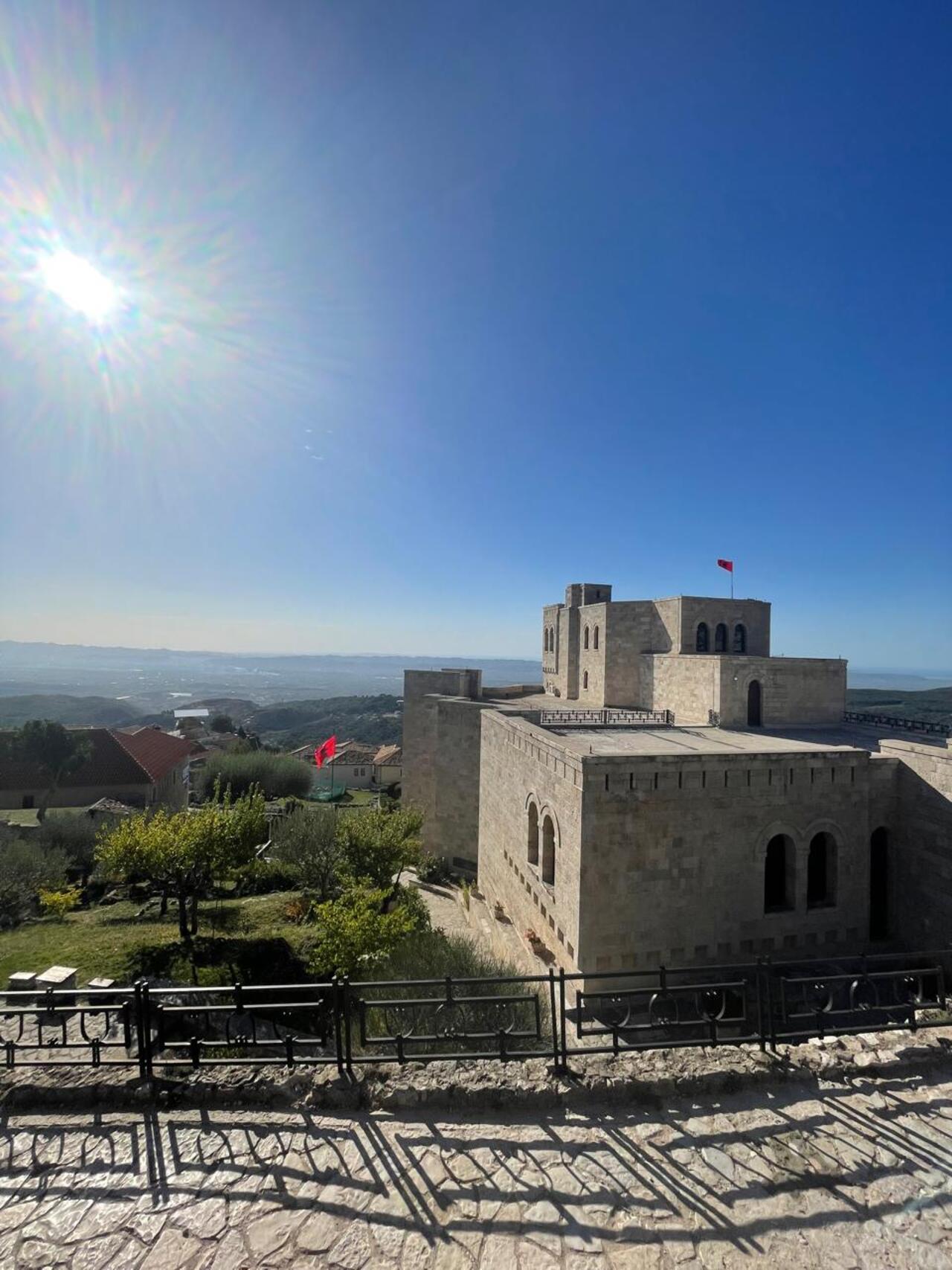 Kruja das albanische Wahrzeichen und Bektashee Religionszentrum