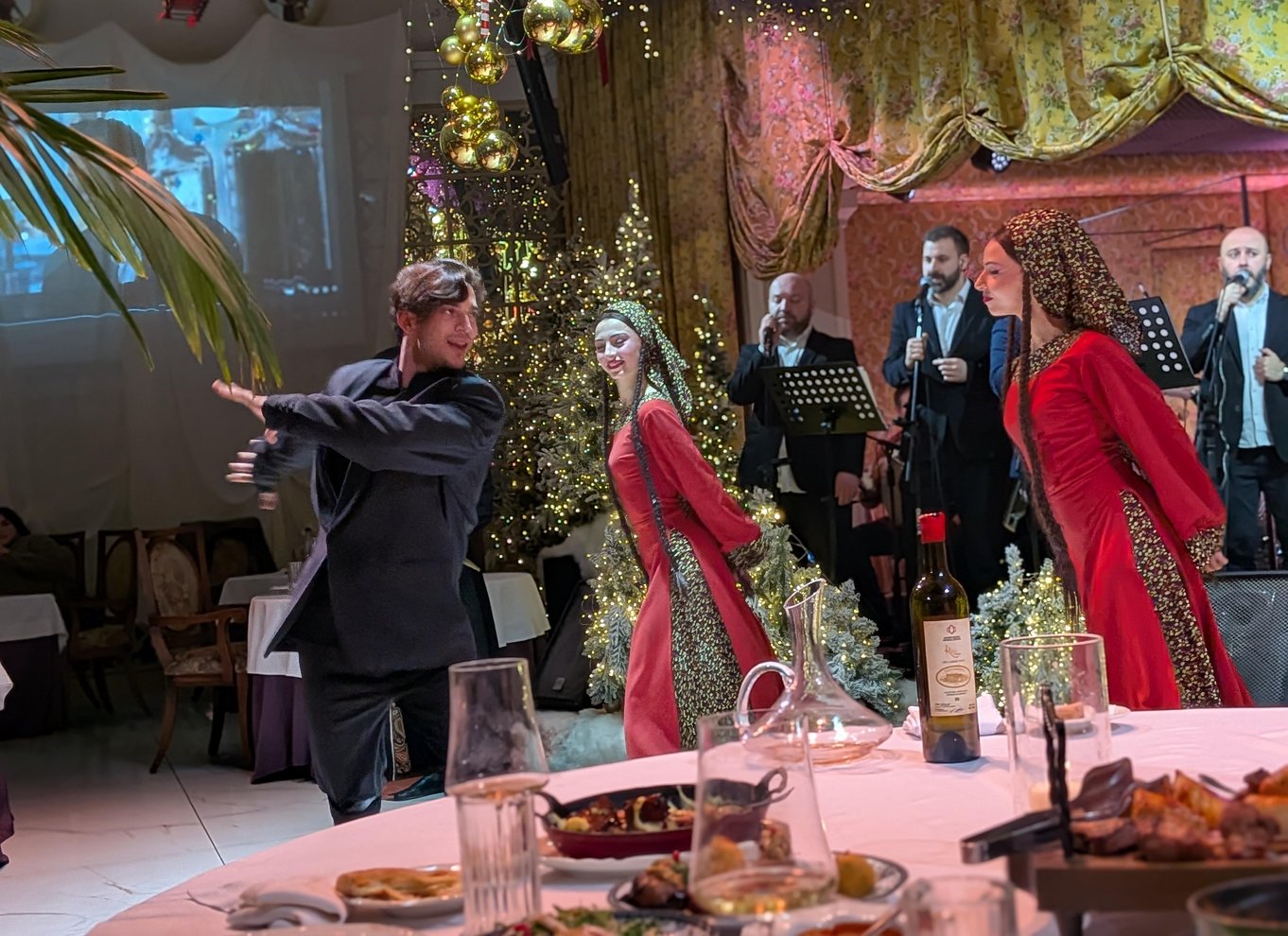 Tbilisi: georgisk middag, danseshow og afhentning på hotellet