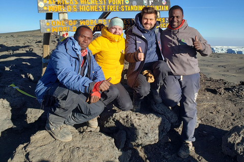 乞力马扎罗：莱莫肖路线徒步含机场接送乞力马扎罗：莱莫肖路线徒步之旅（含机场接送）