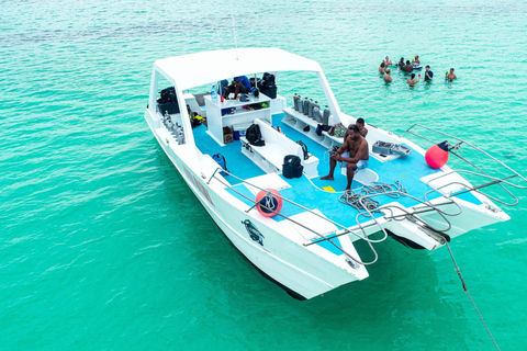 Journée privée : Juanillo Beach et boîte de nuit VIP Hoyo AzulJournée privée : plage de Juanillo et boîte de nuit VIP à Hoyo Azul