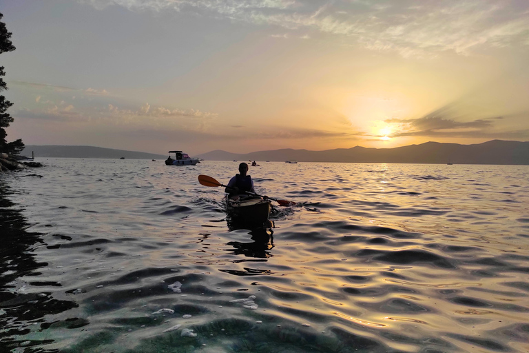 Split: Passeio guiado de caiaque e snorkel ao pôr do sol com vinho