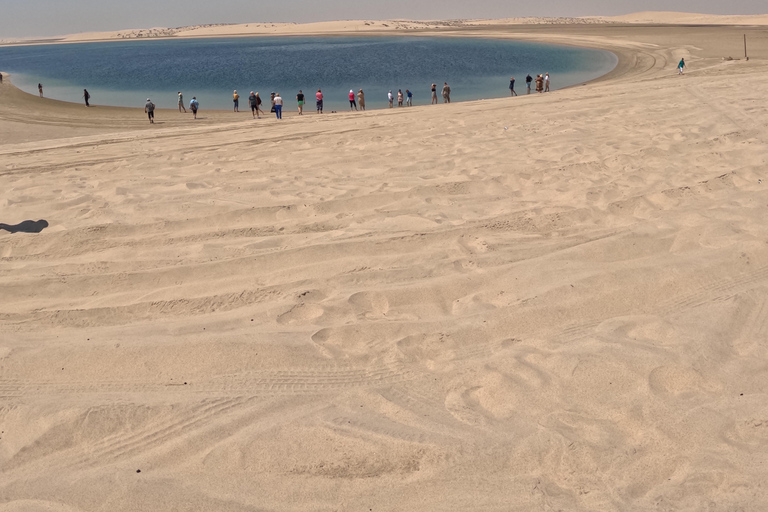 Qatar: Woestijnsafari met zonsondergang, kameeltocht en zandboardenTour delen