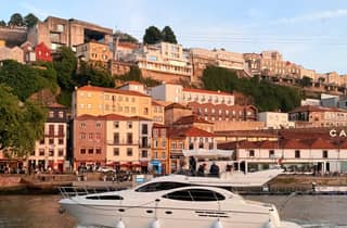 Porto: Fahrt mit einer Luxusyacht mit Wein, Vorspeisen und 7 Brücken
