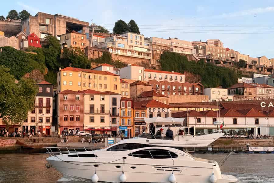 Porto: Luxusyacht-Tour mit Weinprobe und Vorspeisen. Foto: GetYourGuide Porto: Luxusyacht-Tour mit Weinprobe und Vorspeisen. Foto: GetYourGuide