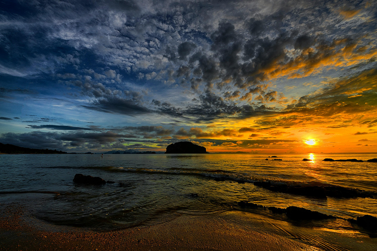 Phi Phi: Passeio ao pôr do sol em Maya Bay num barco de cauda longa