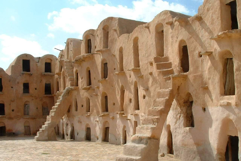 Ksar Ghilane: Oásis, Dunas e Aventura Star Wars com descobertas berberesKsar Ghilane: Oásis, dunas e aventura Star Wars com descobertas berberes