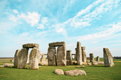 Londres : journée à Stonehenge, Windsor et Bath en busVisite avec billets pour Stonehenge et le château de Windsor