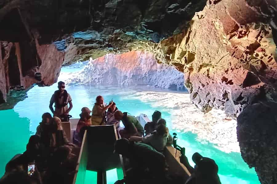 Peniche: Berlengas Island Katamaran Tour mit Höhlentour. Foto: GetYourGuide Peniche: Berlengas Island Katamaran Tour mit Höhlentour. Foto: GetYourGuide