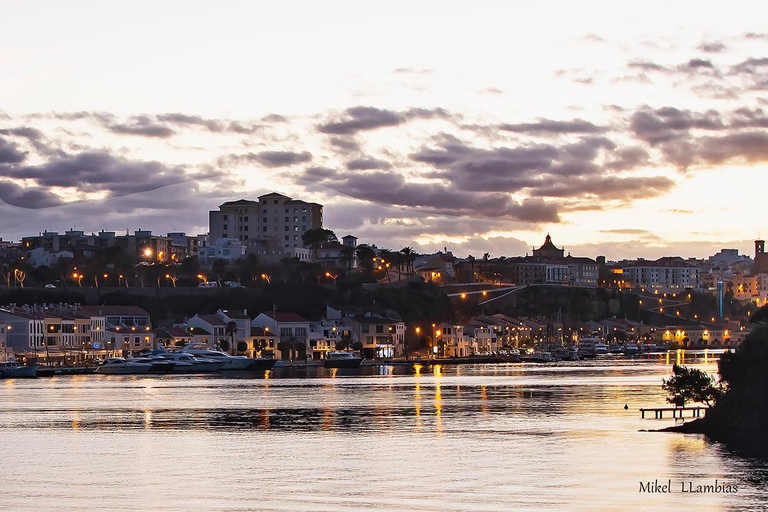 Menorca: Tour privado en barca con aperitivo y puesta de sol