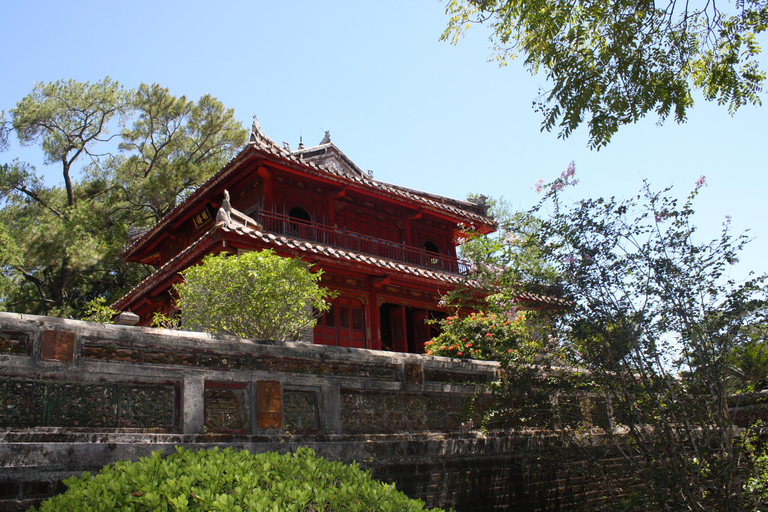 Hue: Cruise op de Parfumrivier met Thien Mu Pagode en Tomben