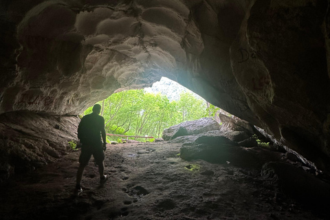 Von Tirana: Wanderung zur Pëllumbas-Höhle &amp; Besichtigung der Burg PetrelëVon Tirana aus: Wanderung zur Pëllumbas-Höhle und Besichtigung der Burg Petrelë