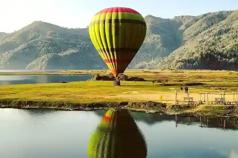 Pokhara: Voli privati in mongolfiera
