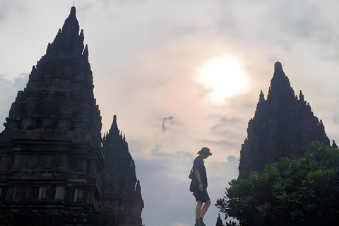 Yogyakarta: Borobudur & Prambanan Temple Tour & Pickup Sharing temple tour (guide included for 2 temples)