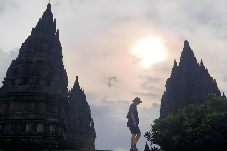 Yogyakarta: Borobudur & Prambanan Temple Tour & Pickup Sharing temple tour (guide included for 2 temples)