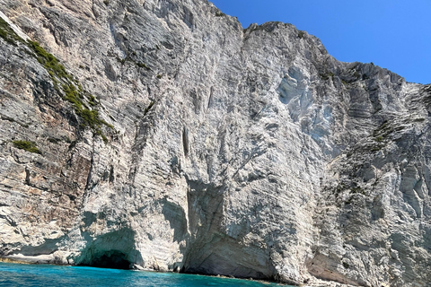 Porto Vromi: wrak statku, błękitne jaskinie i biała plaża łodzią