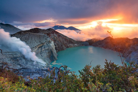 From Bali: Ijen Sunrise Tour & Breakfast at Local Restaurant