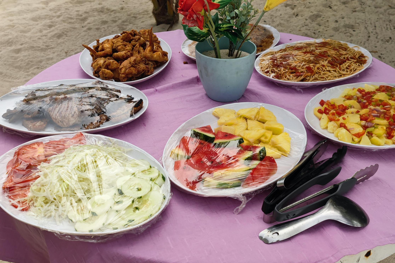 Saona Island: Private Yacht Tour with Lunch & Pickup