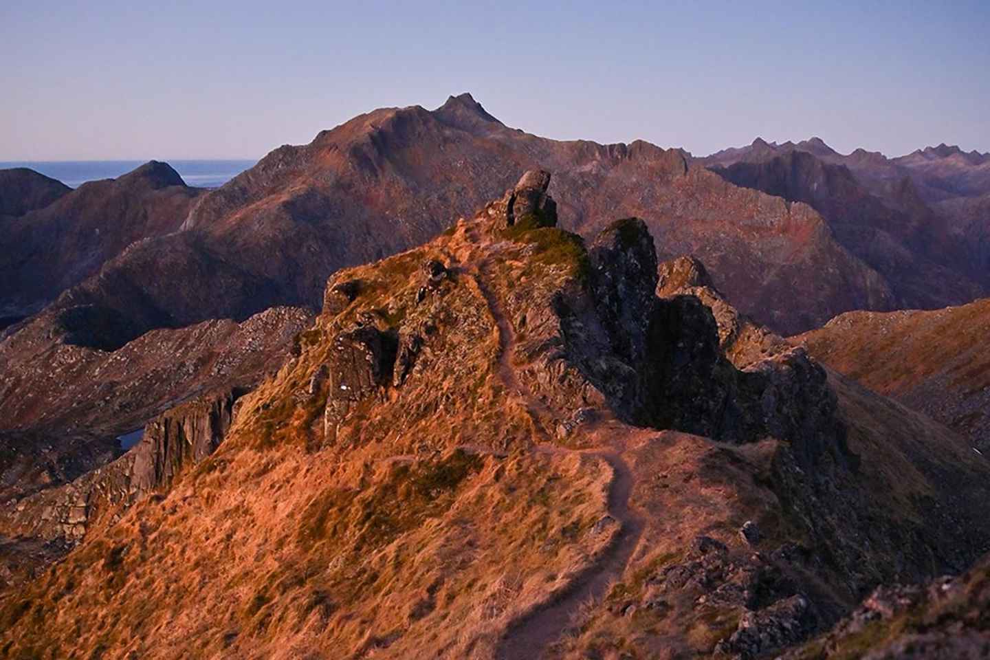 Svolvær: Guided Hike with Snacks