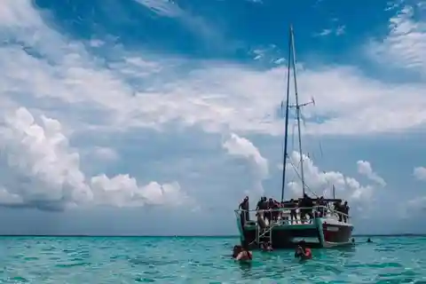 George Town: Private 4-Hour Catamaran Tour