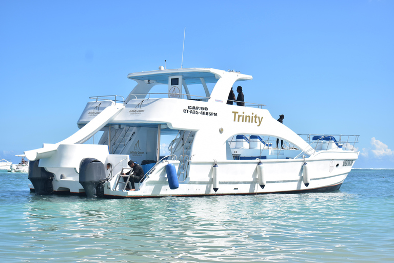 Barco de festa em Punta Cana: Bar aberto, Snorkeling, Entretenimento