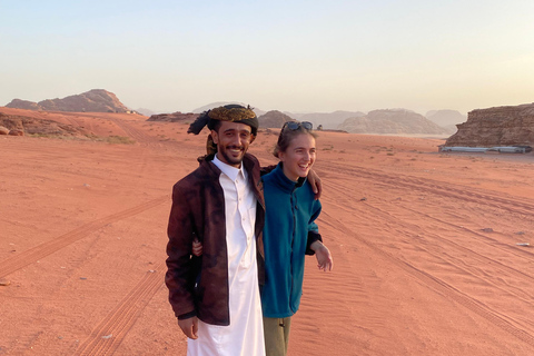 瓦迪拉姆日落吉普之旅：贝都因晚餐与星空观测瓦迪拉姆日落吉普之旅，含贝都因晚餐与星空观测