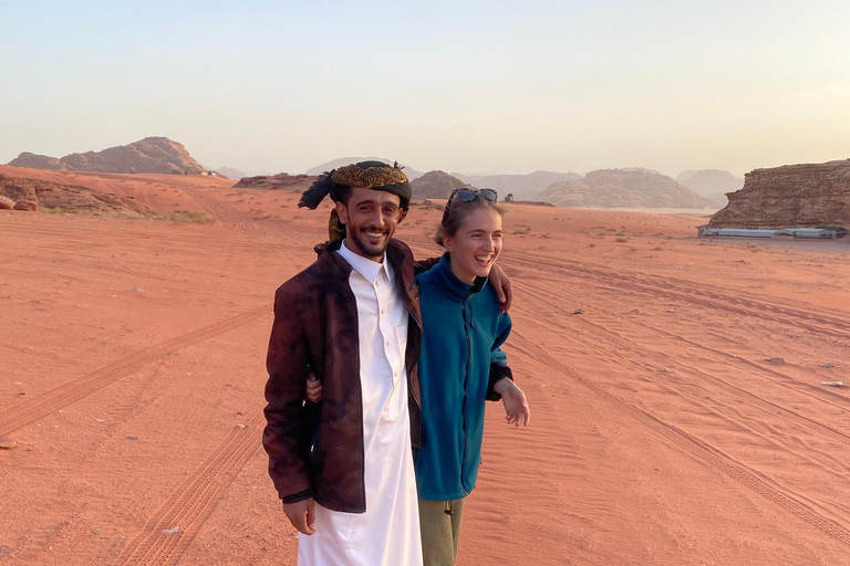 瓦迪拉姆日落吉普之旅：贝都因晚餐与星空观测瓦迪拉姆日落吉普之旅，含贝都因晚餐与星空观测