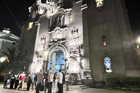 Lima: Miraflores Night Tour with Pisco Sour or Chilcano
