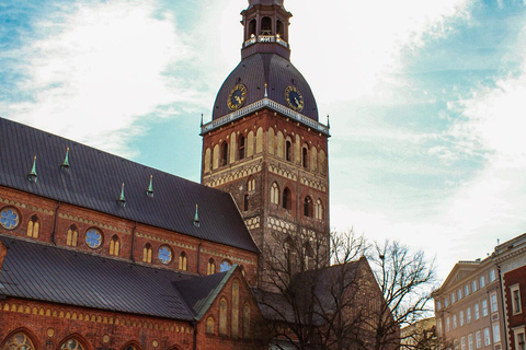 Riga: Old Town Walking Tour & 14-Beer Tasting