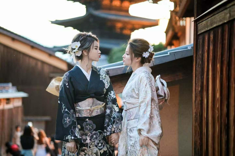 Kyoto: Kimono Makeover, Photoshoot, and Guided Tour Kyoto: Komon Kimono & 1-Hour Professional Photoshoot