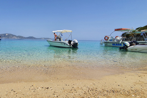 Tsilivi: Alquiler de barco de día completo a Naufragio y Cuevas Azules