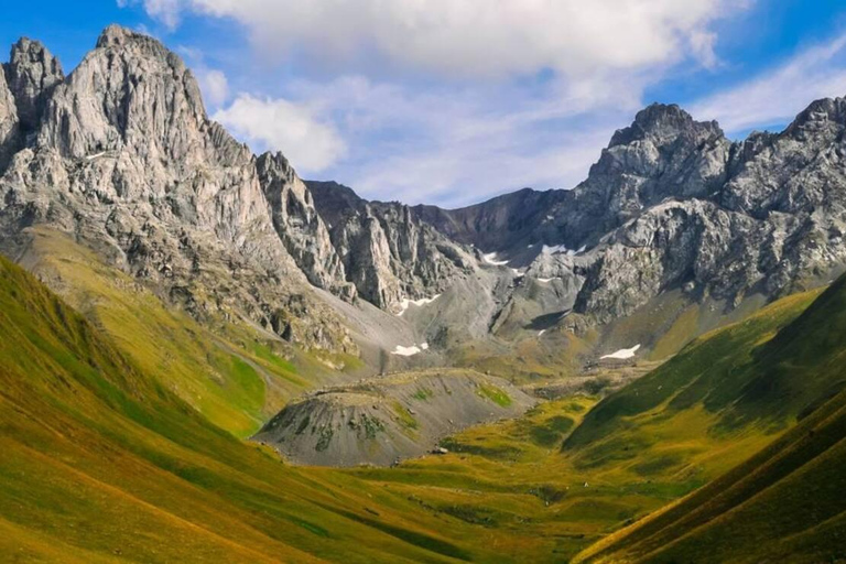Kazbegi : excursion dans la vallée de Juta avec transport en 4x4Kazbegi : excursion d&#039;une journée dans la vallée de Juta avec transport en 4x4