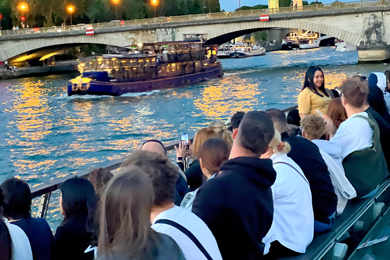 Paris: Seine River Sightseeing Cruise with Parisian Macaron Paris: Seine Day/Evening Cruise & Macaron Experience