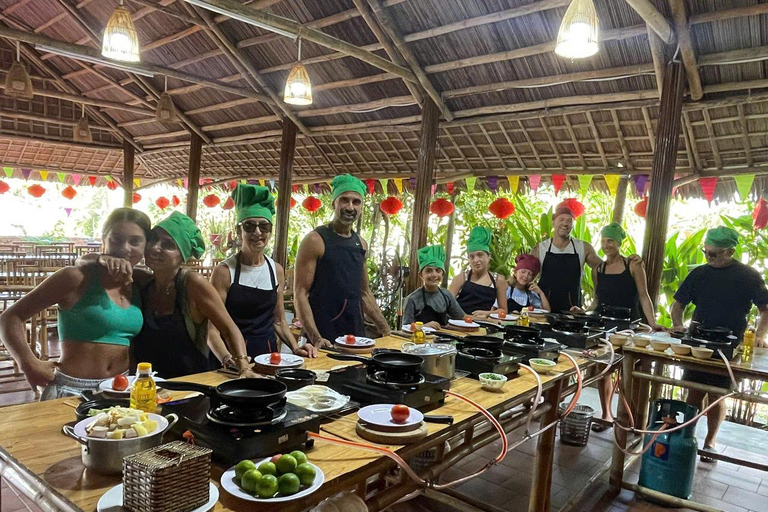 Hoi An: Market Tour, Cooking Class, and Basket Boat