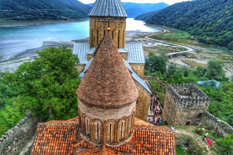 Kazbegi: Castillo de Ananuri, Iglesia de la Trinidad de Gudauri y Gergeti