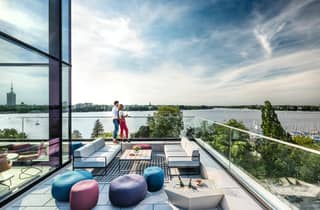 Rooftop-Comedy mit Blick auf die Alster