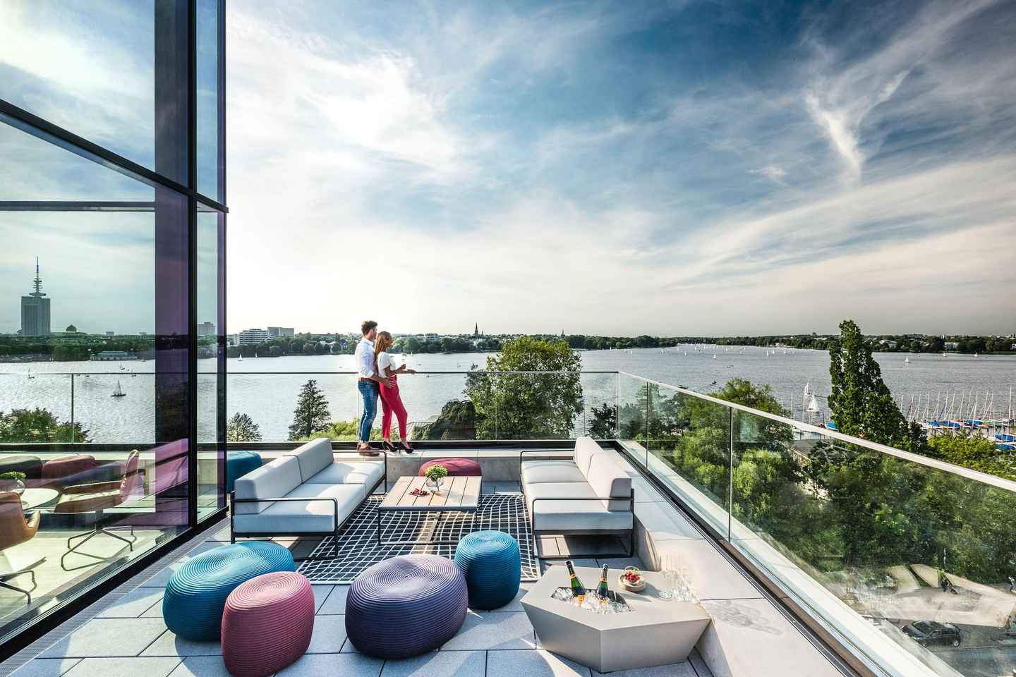 Cozy Comedy mit Blick auf die Alster