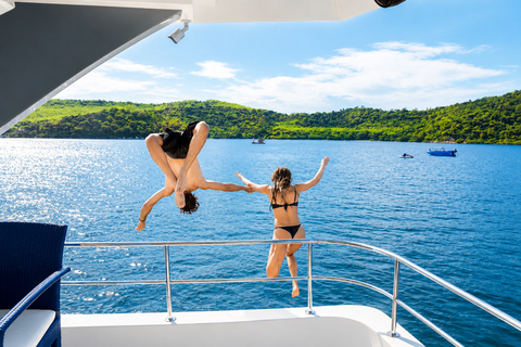 Pattaya: Full Day Luxury Yacht cruise with premium lunch set Full Day Yacht Cruise (With Hotel Pick-up Service)