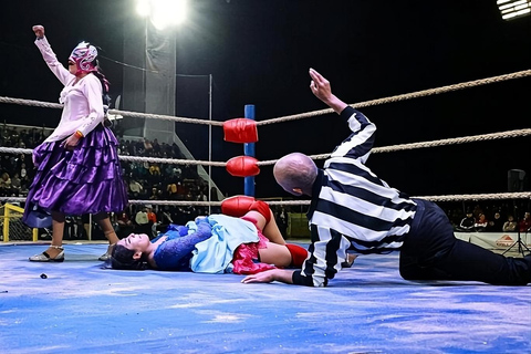 Cholitas Wrestling: Cholitas Show at Rink CHOLITAS WRESTLING: CHOLITAS SHOW IN RINK