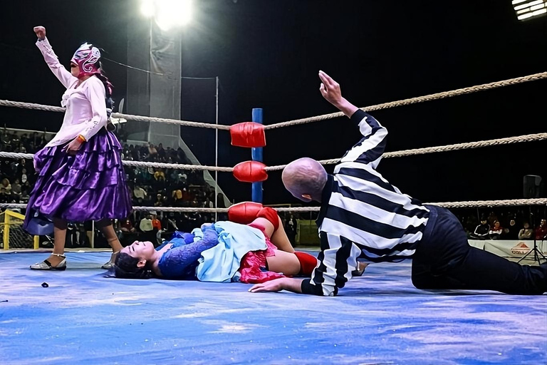 Cholitas Wrestling: Cholitas-Show in der Eishalle