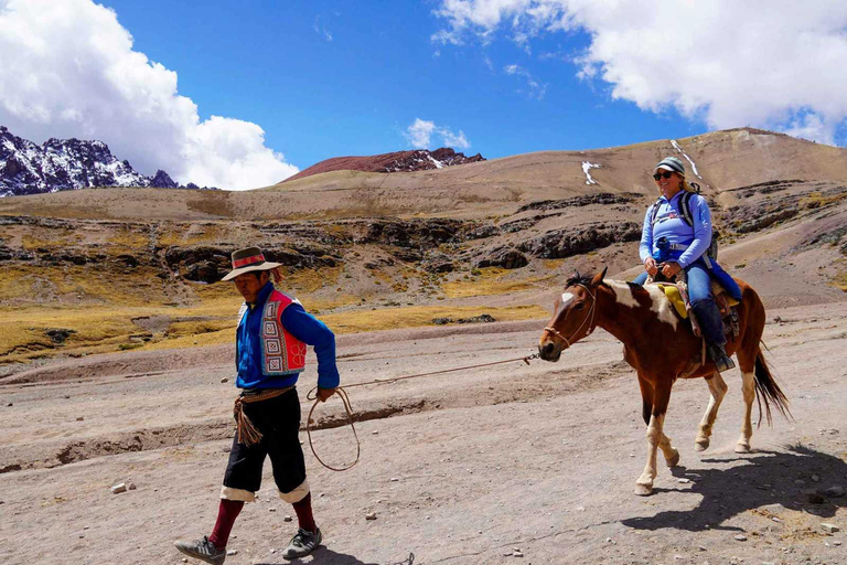 Cusco: Full-day excursion to Rainbown Mountain on horseback