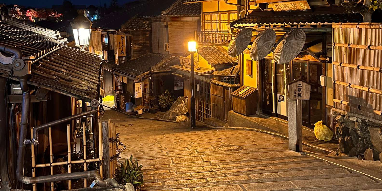Kyoto: Gion Magical Night Walking Tour with Geisha Trivia