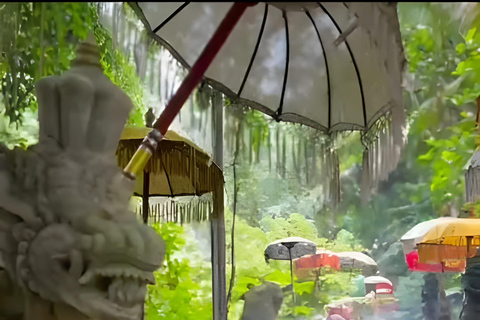 Ritual Melukat en la cascada de Taman Beji Griya