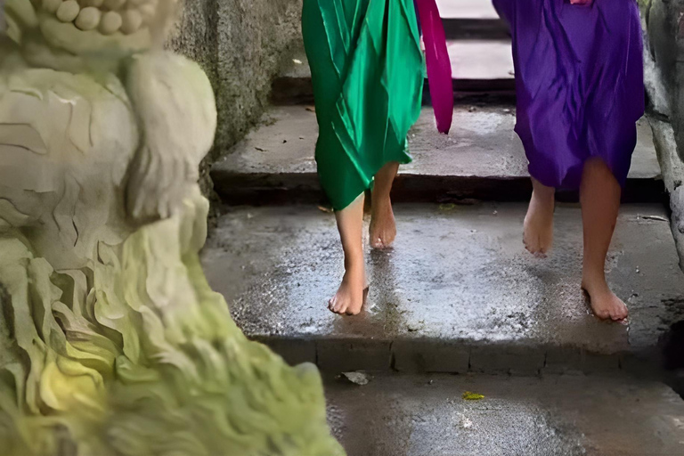 Ritual Melukat en la cascada de Taman Beji Griya