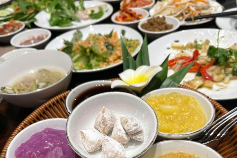 Hue: Night Street Food Tour by Cyclo with a Local Guide