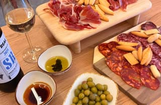 Sevilla: Verkostung lokaler Weine, Käse und Wurstwaren